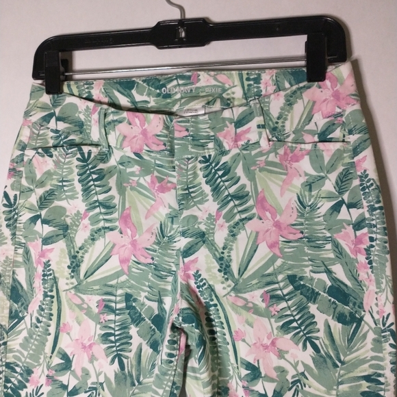 Old Navy floral patterned pixie pants size 2reg - Picture 2 of 8